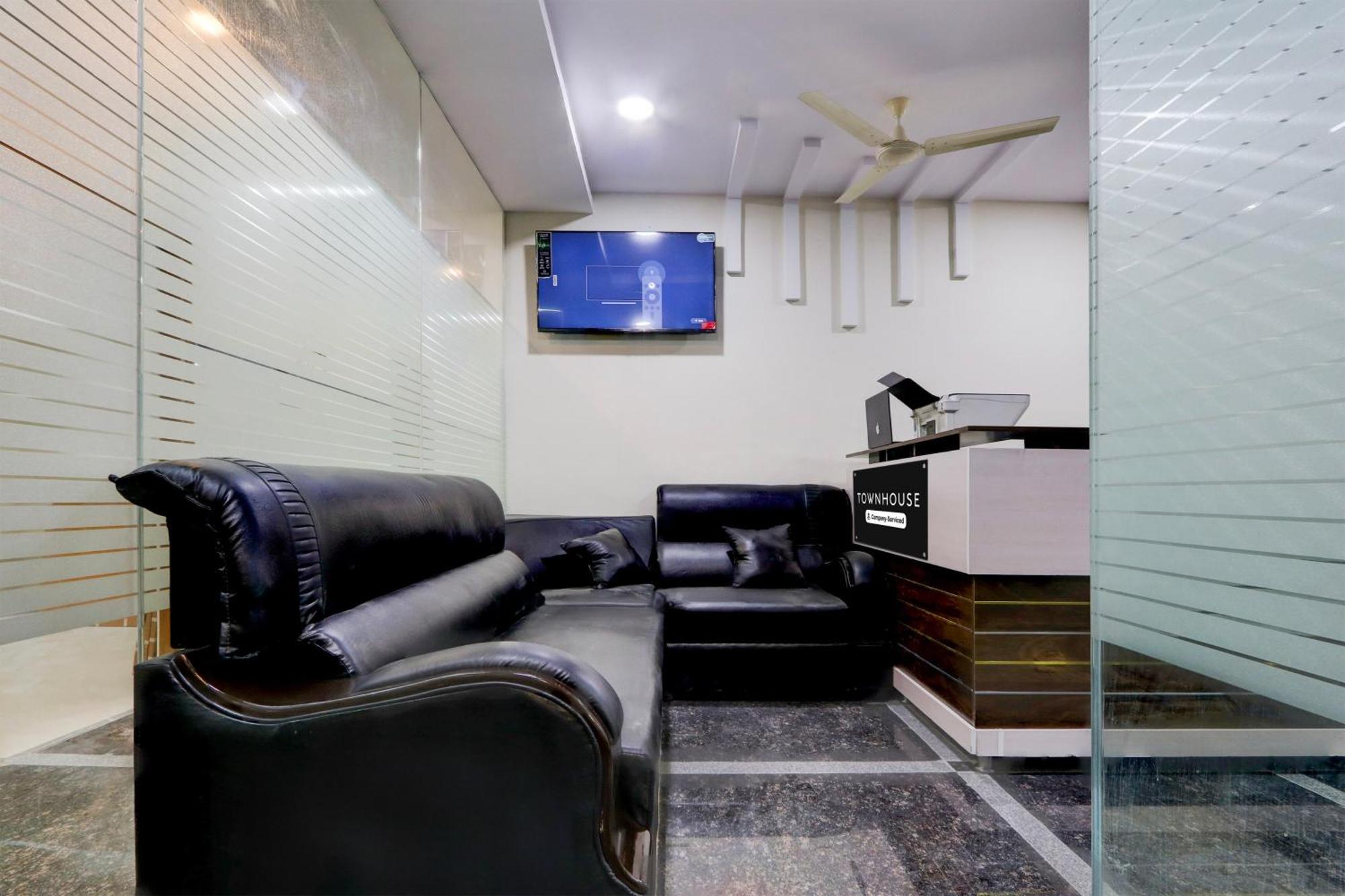Super Townhouse Nanak Ram Guda Near Waverock Sez Hyderabad Eksteriør billede