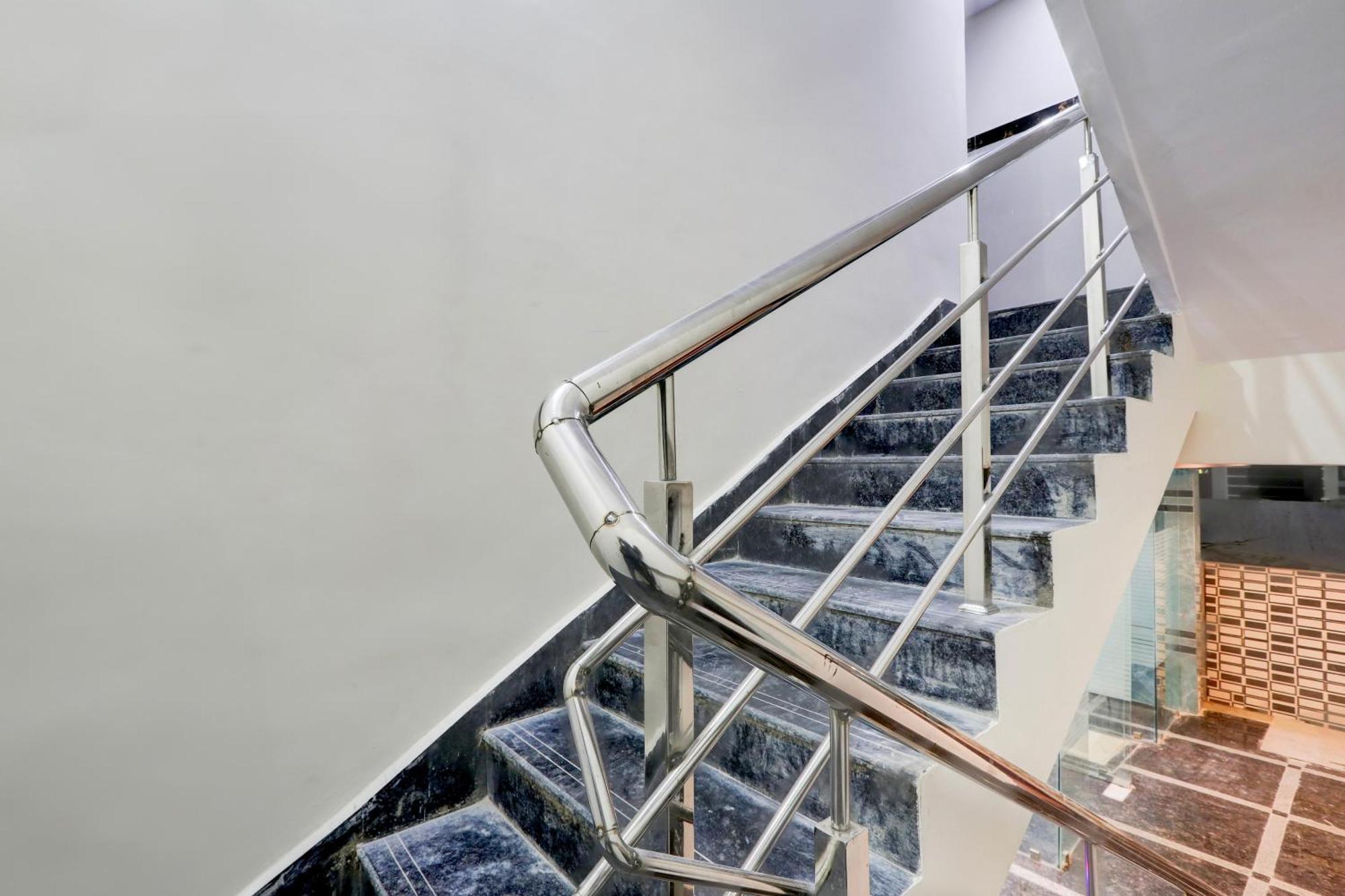 Super Townhouse Nanak Ram Guda Near Waverock Sez Hyderabad Eksteriør billede