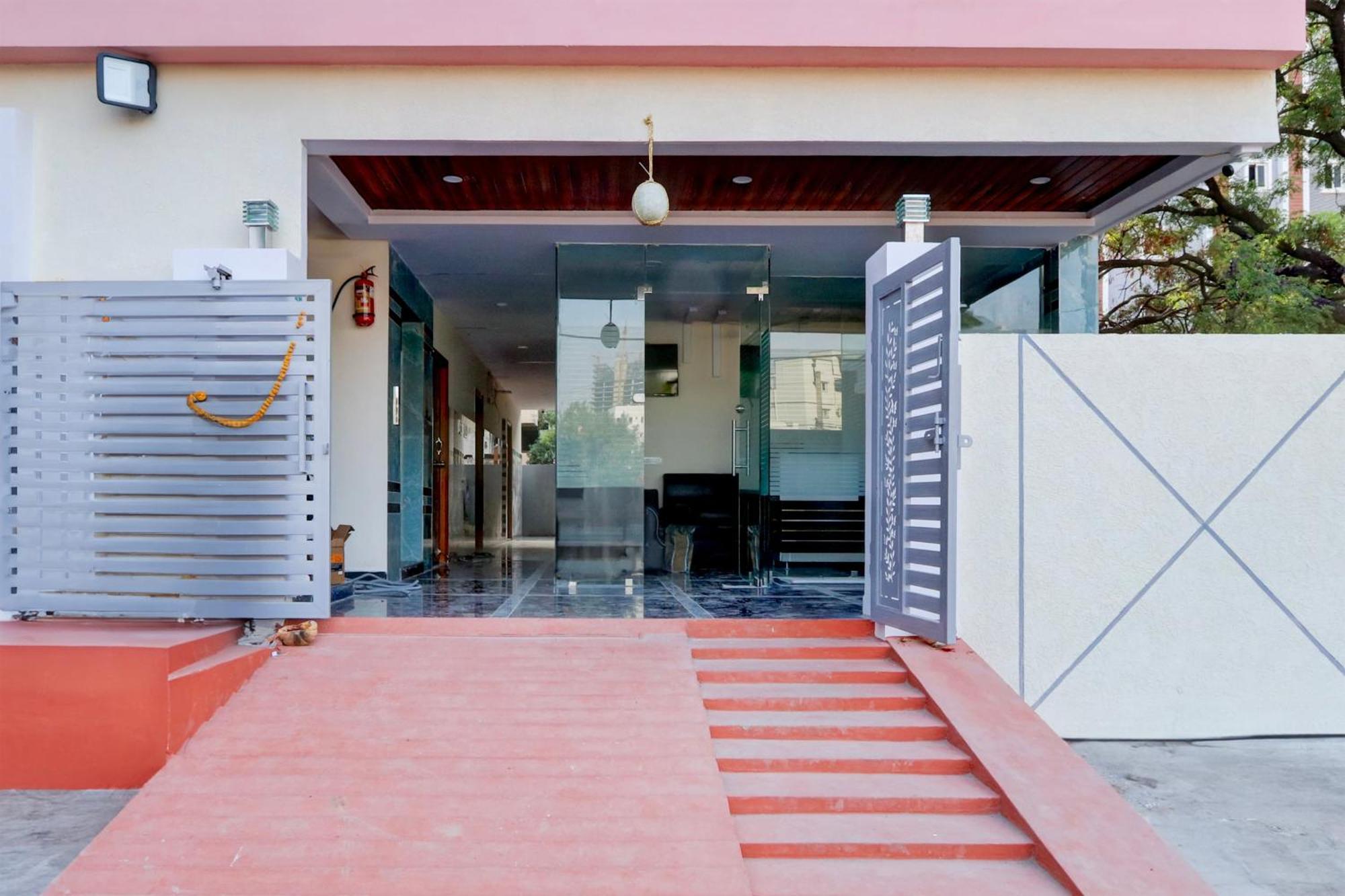 Super Townhouse Nanak Ram Guda Near Waverock Sez Hyderabad Eksteriør billede