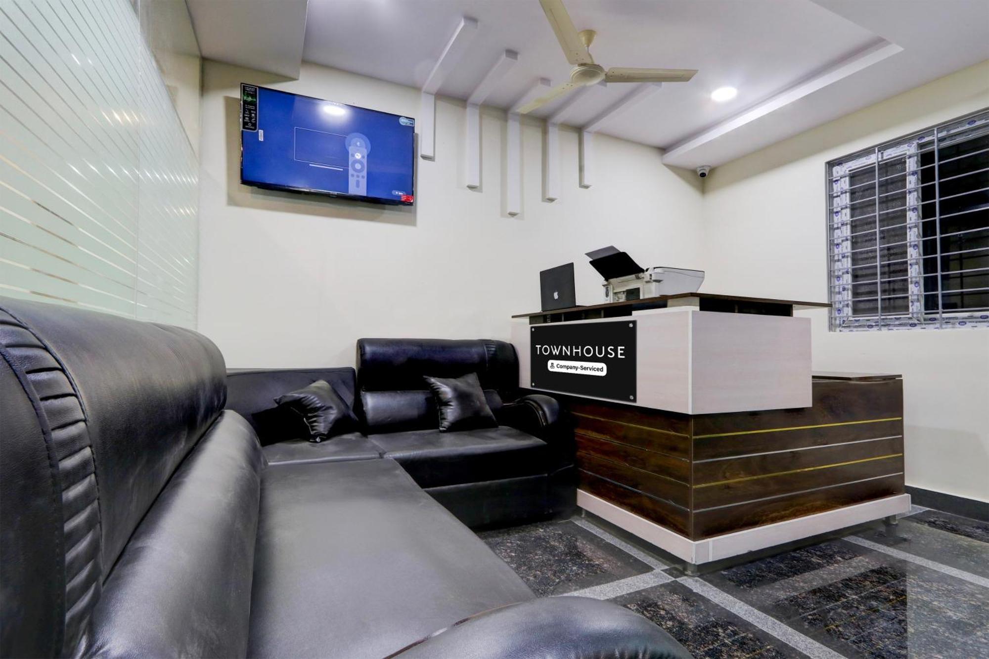 Super Townhouse Nanak Ram Guda Near Waverock Sez Hyderabad Eksteriør billede